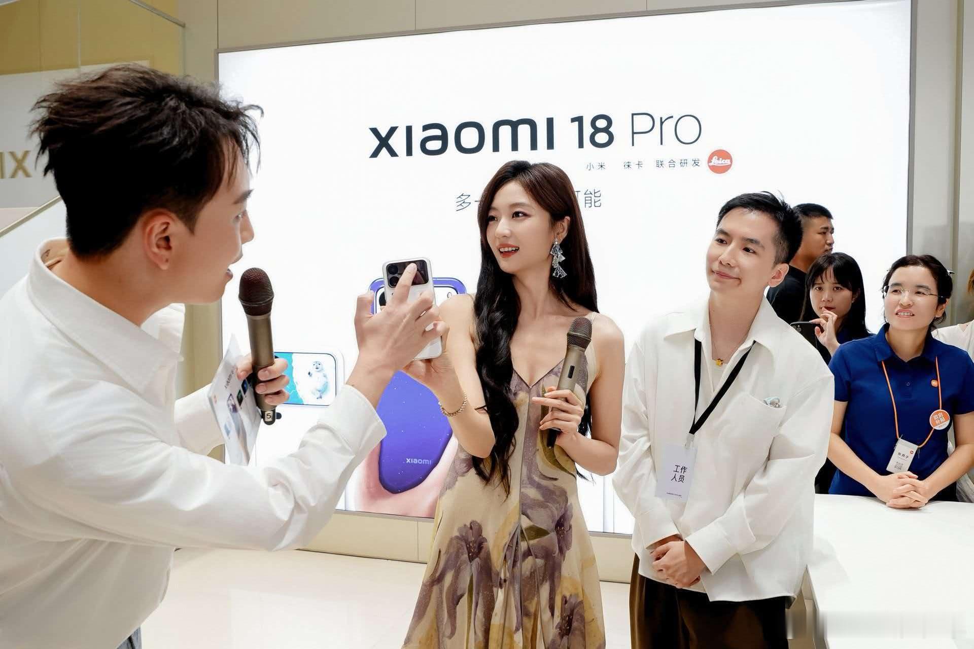 看完孙千晒出的小米18Pro体验内容，我算是搞懂为啥她会被选为这款机型的体验官，该说不说人和机子的气质实在太搭了。

孙千身上那种松弛、不被标签束缚的感觉，刚好对上小米18Pro主打的百变个性，不是千篇一律的流水线风格，讲究的就是做自己。

我最喜欢的是那个百变背屏玩法，孙千直接把剧里大火的小 ​