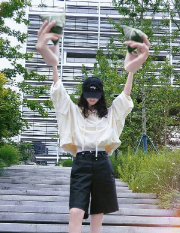 各位飞天视后金鹰全满贯视后，百花女配赵丽颖的粉丝大家醒了吗？今天是周五...