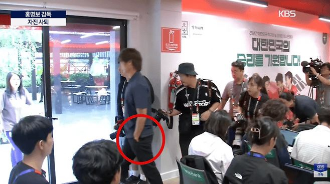 】据韩媒SPOTV报道，虽然洪明甫已经宣布决定辞职，但围绕他的争议远未...