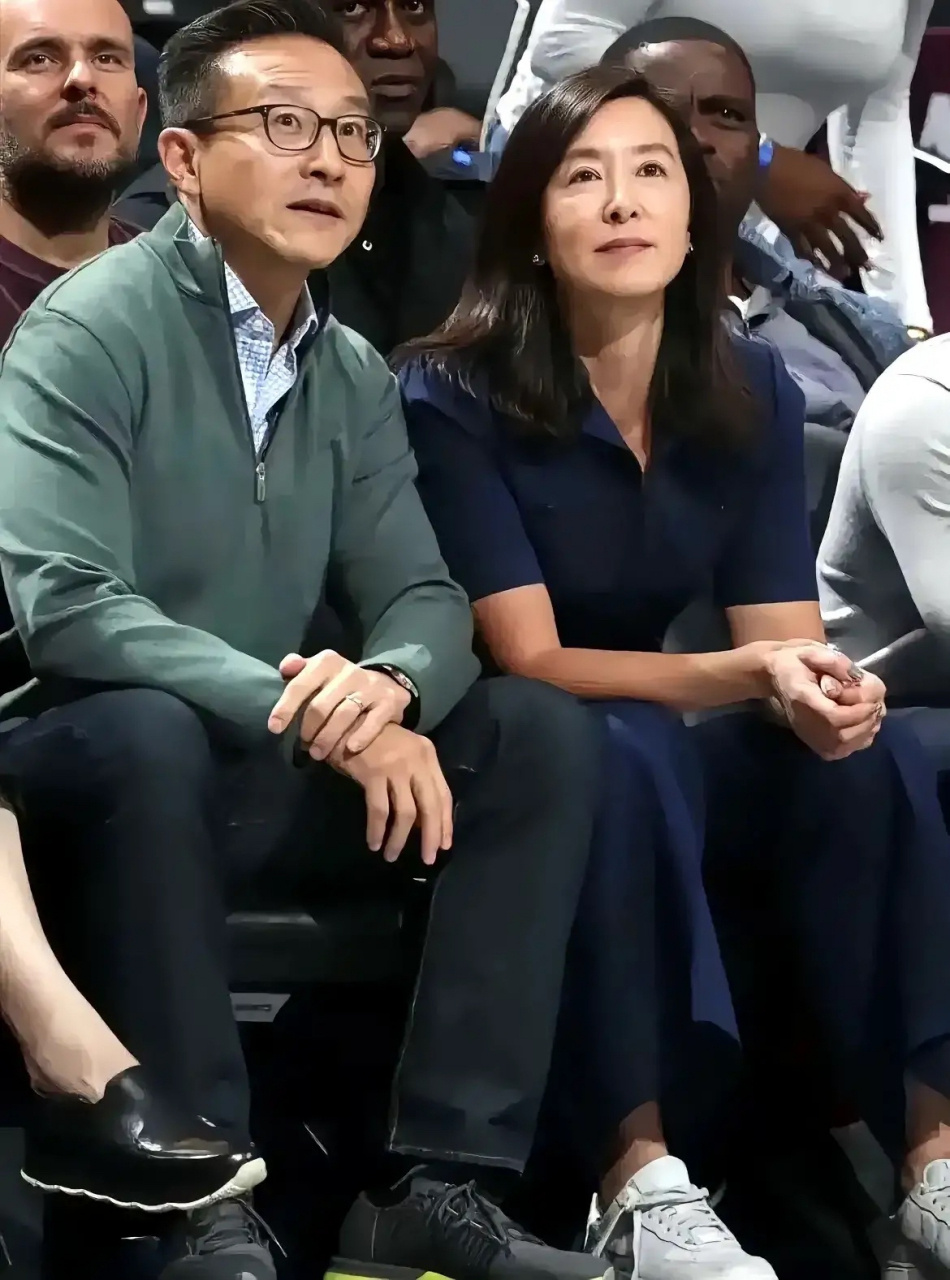 曾被公认为华人模范精英夫妻的阿里巴巴集团主席蔡崇信与妻子吴明华宣布离婚...