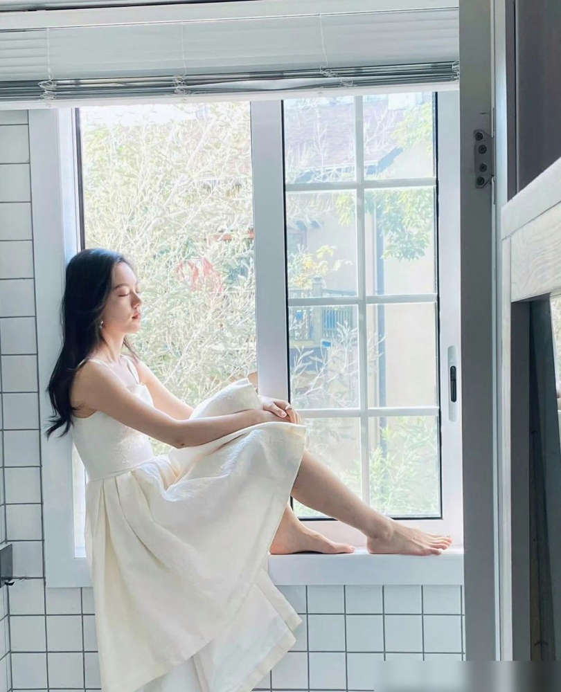 赵今麦这双腿，真不怪网友盯着看。
白裙子往窗边一站，光打下来，腿又细又直。不是那种干瘦，是带点肉感的粉嫩。网友扒出来，这组图没上主榜，但实时广场刷疯了，全是生图直出。
关键她才22，穿吊带白裙走轻熟风，评论区直接分裂。一边喊白月光本光，一边吵太成熟了吧。结果吵着吵着，热度又涨了一波，话题直接冲上