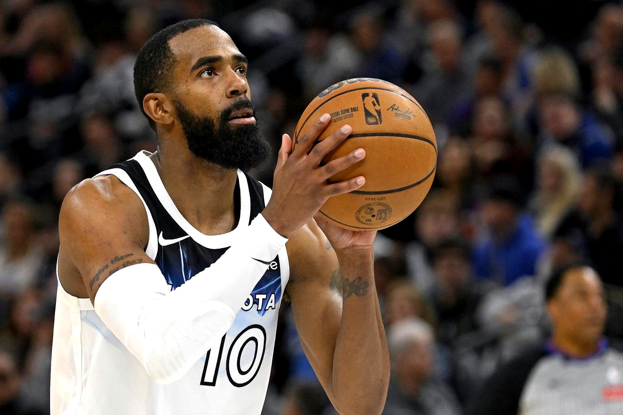 赢球了，老将康利却差点抱头，说都怪自己。    森林狼大胜掘金，比赛剩...