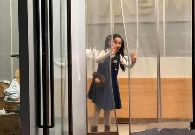 46岁董璇带女儿小酒窝探班张维伊，小酒窝在台下兴奋欢呼。散场遇小雨，张维伊用手、用花束给小酒窝挡雨，细节十分暖心。网友感慨，这份用心，后爸比亲爸还上心。重组家庭的和睦，贵在真心相待。