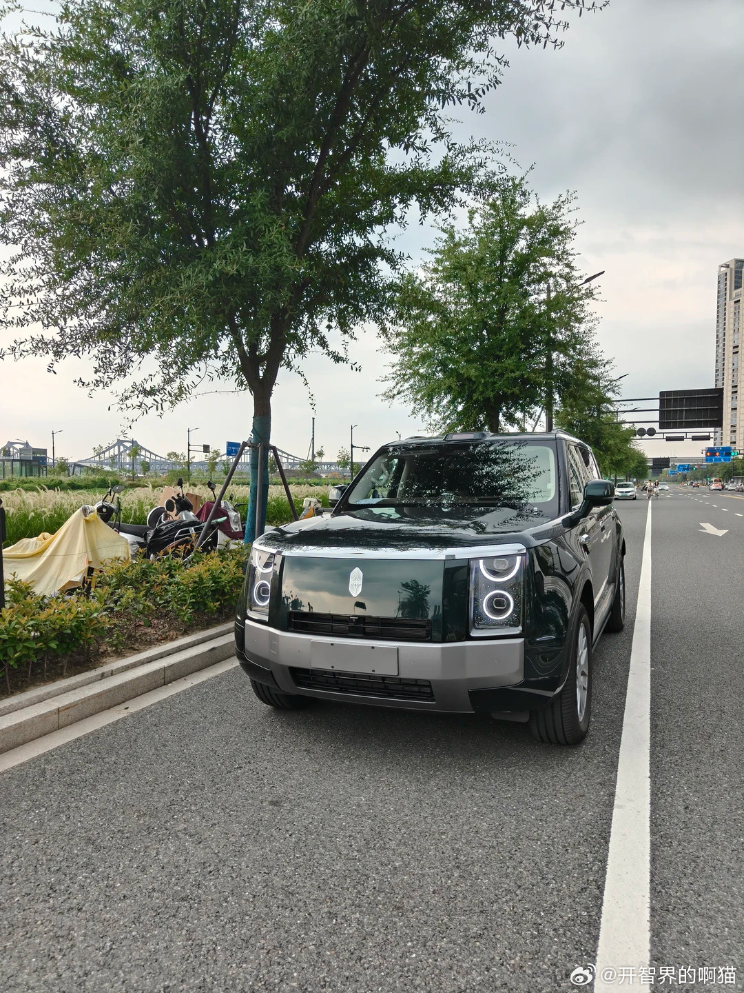 一台铺装路面舒适性出众的SUV，甚至胜过一些9系城市suv
当然这也是因为我没办法体验非铺装路面#享界G9# ​