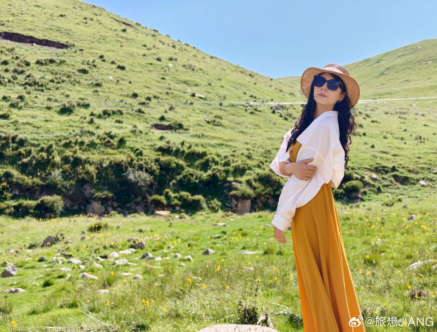 开上这条路，一头扎进草原里。
没有拥挤的人潮，只有漫山的绿意和吹不完的山风，这就是自驾最迷人的地方。#理想汽车[超话]##旅想 jiang##理想l9livis#  ​