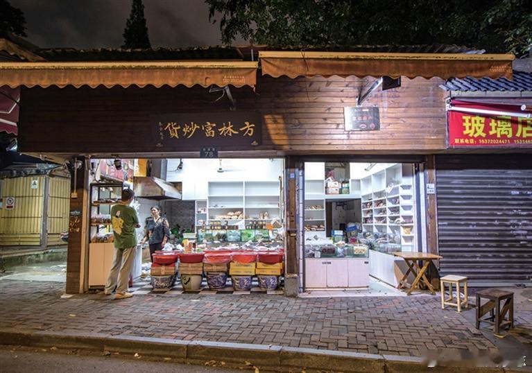 【#杭州知名炒货店老板方林富去世##广告法最字第一案当事人去世#】
9月4日，据都市快报报道，杭州方林富炒货店老板方林富8月28日上午9点18分因病在杭州离世，终年56岁。
方林富1970年生，台州仙居人，中学肄业，上世纪80年代来杭州，烤过红薯、卖过水果。1990年开始经营炒货店，1999年在西溪路78号开店 ​