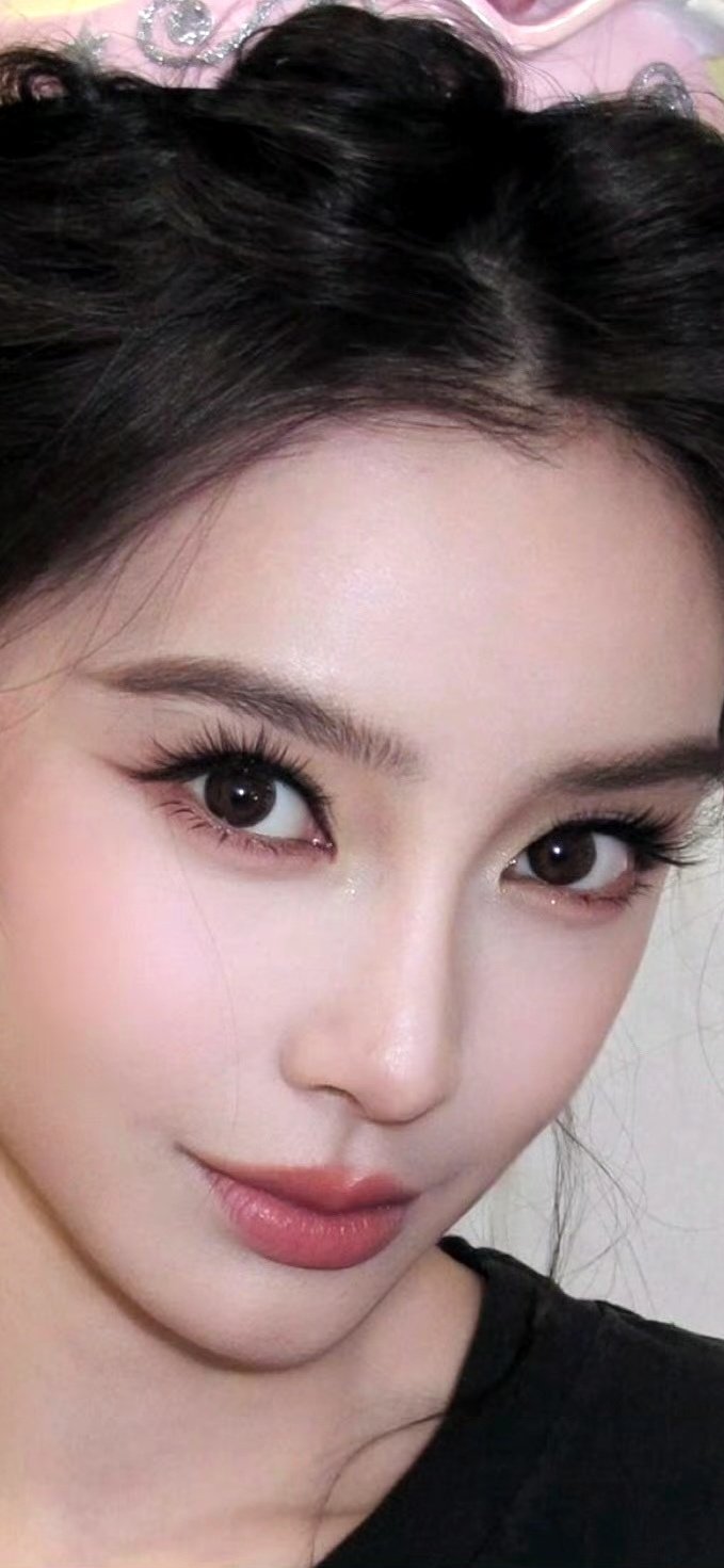 杨颖（296）
look in my eyes!#angelababy回应被说显老# ​