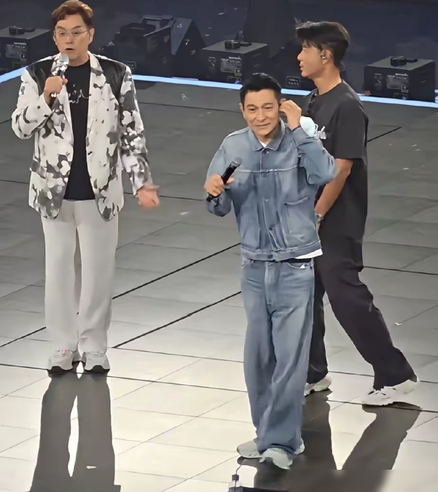76岁的谭咏麟在红馆开唱，突然把台下两个男人薅上了台。
刘德华和李克勤本来是坐在观众席当普通歌迷的，结果校长唱到一半，直接点名叫他们上来。李克勤翻栏杆跳上去，耳机都没来得及戴。三个人就着一支麦，合唱那首《我在意》。
唱到一半全崩了。刘德华在台上掩面，哭着求谭咏麟：求下你继续唱！李克勤说罚款多少都