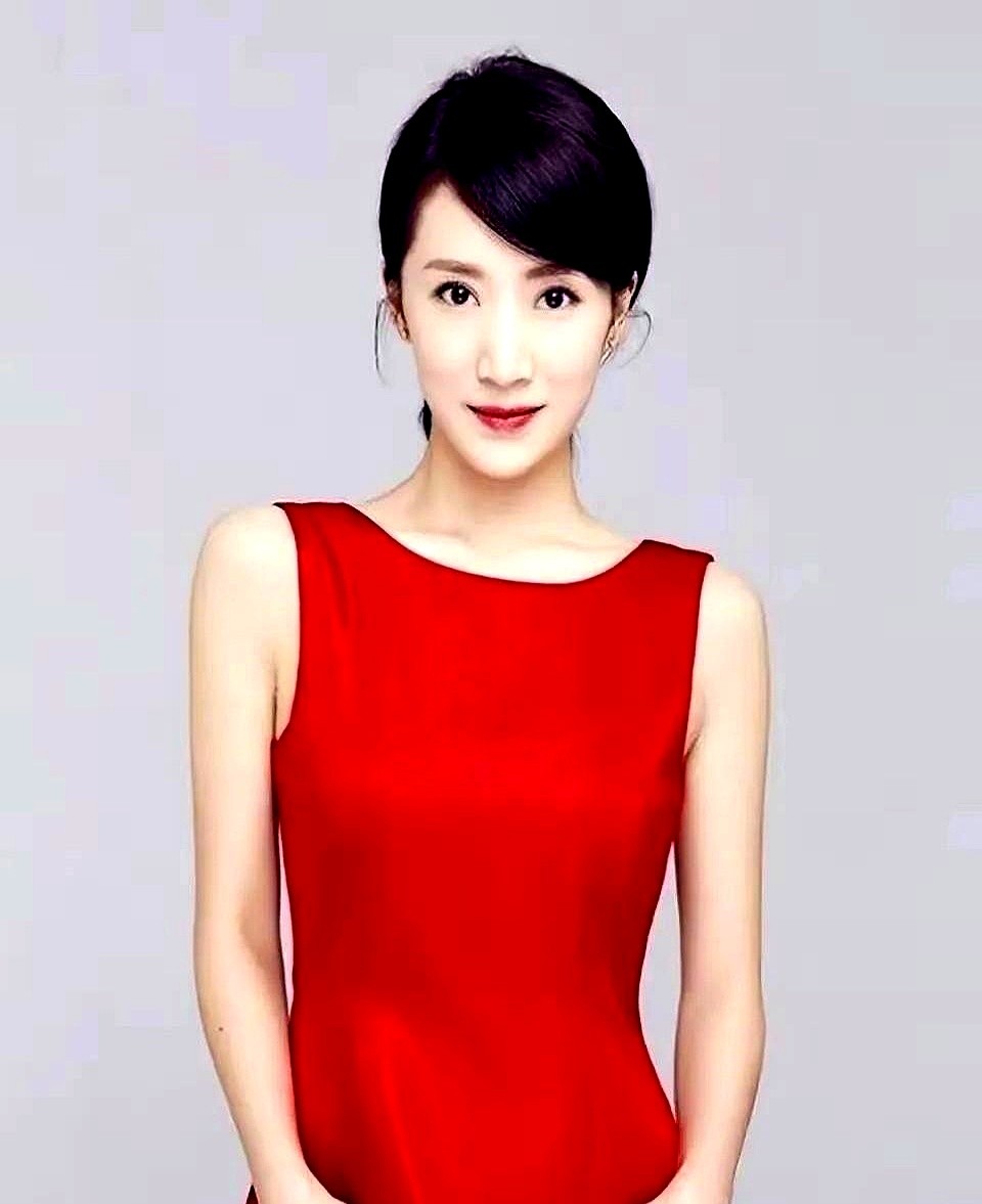 蜗居杀青后九年断联，李念在片场撞见张嘉益，没套近乎，直接找对方盘演技。

张嘉益端详她一阵，交了实底，你成熟了，戏也稳了。

这场重逢纯属意外。李念去探班老友，被硬拽进镜头客串。当年两人天天对戏，导演一喊咔，九年互不打扰。

演员其实也是打工人，剧组就是项目组，结项立马各奔东西。你想在旧同事面前挺直