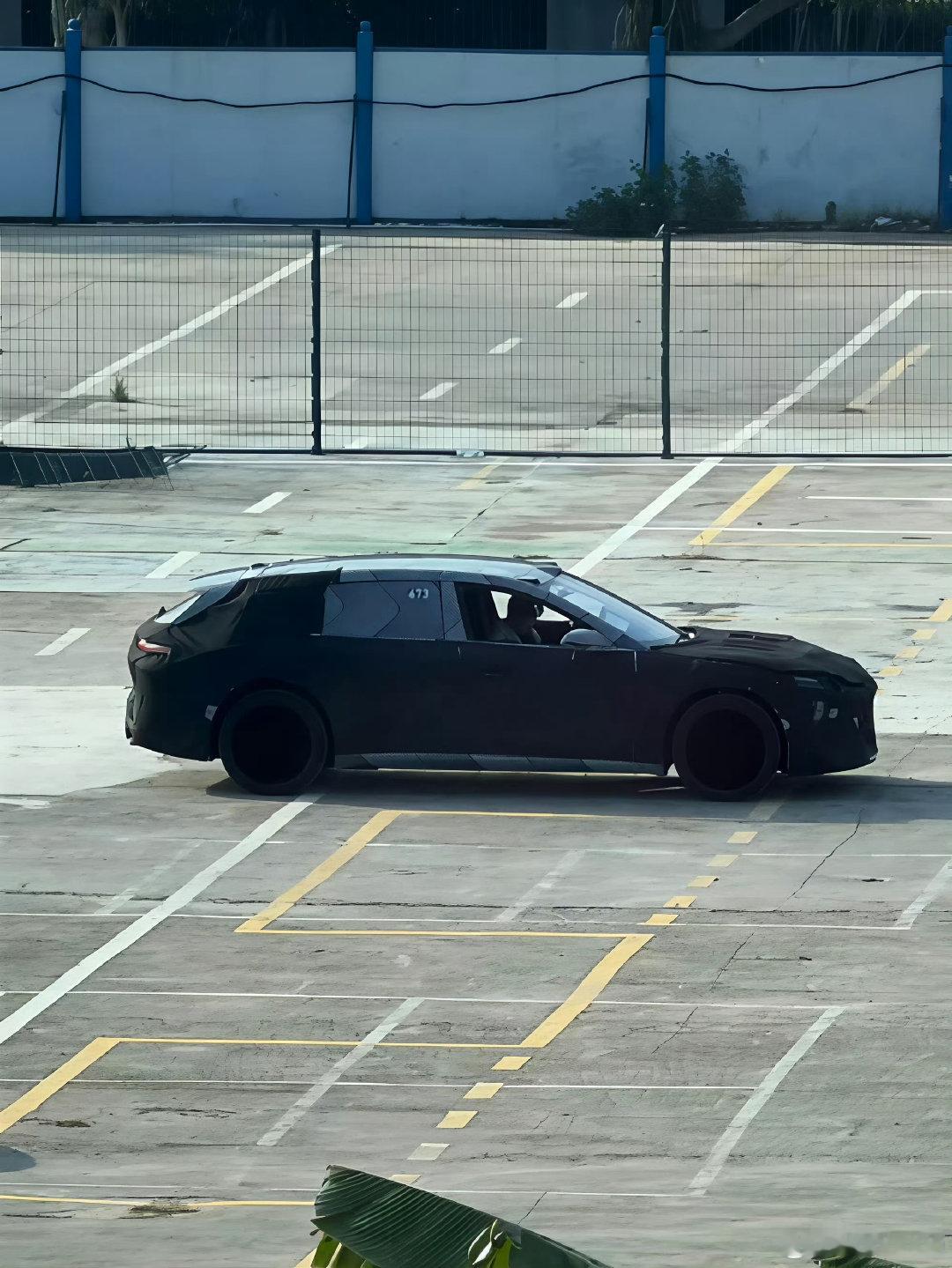 三代et5t，这个是我最期待的车了。
二代et5t就是我非常喜欢的车，颜值真的太能打了。
我甚至都怀疑，买这车，颜值应该是排第一的理由[允悲]

等车子出来，一定好好看看。
蔚来的设计品味，必须值得相信。 ​