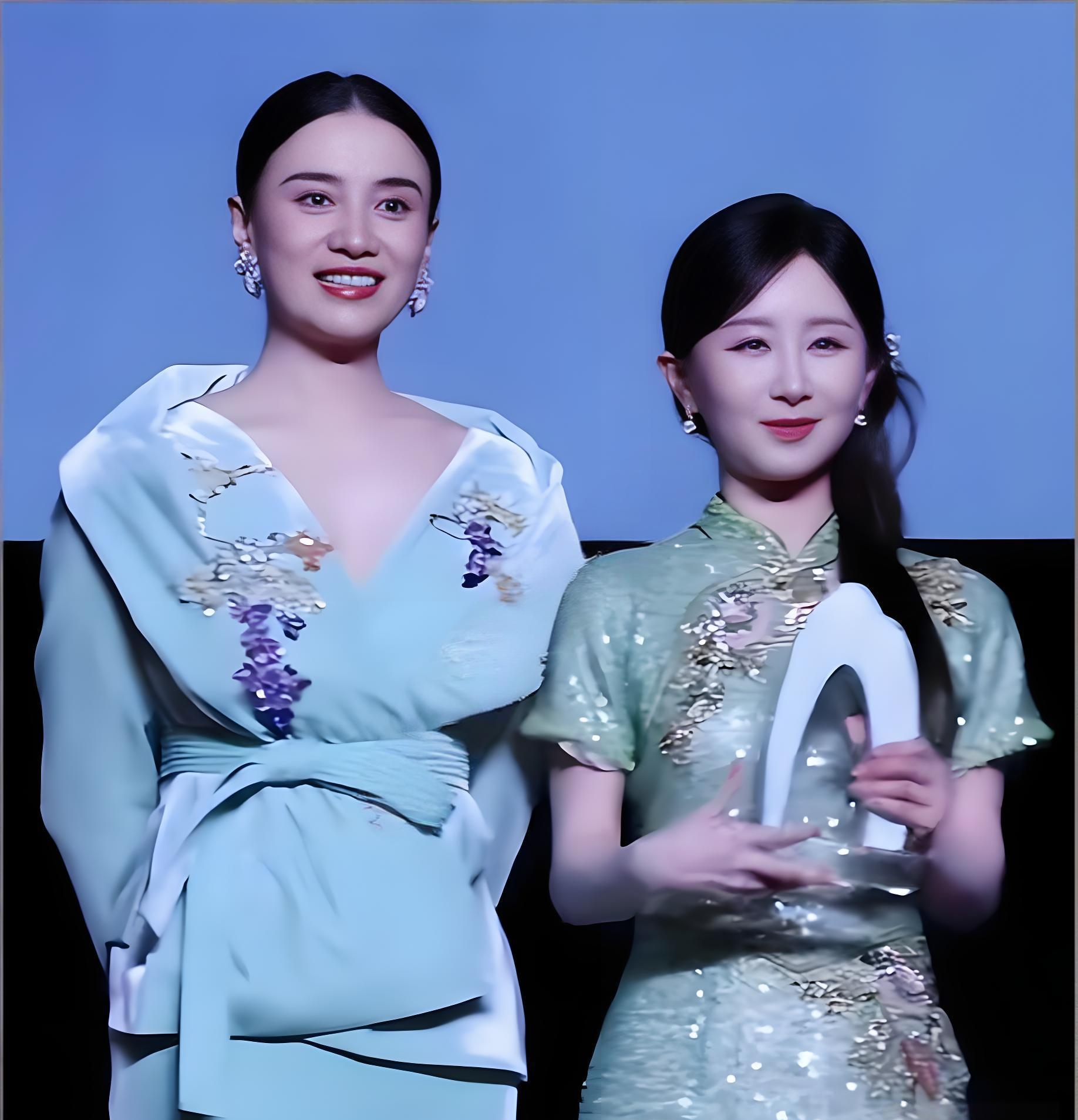 同框生图看愣了：小7岁的舒畅脸僵显肿，大7岁的宋佳反而更舒展

9月17日上海品牌活动，45岁的宋佳给38岁的舒畅颁奖，两人并肩合照的生图一出，评论区直接炸了。差7岁的两个人站在一起，状态反差却完全反过来了。

舒畅穿浅绿亮片旗袍，身材纤细，造型精致，但高清镜头下脸部饱满浮肿，笑起来嘴角拉不开，苹果