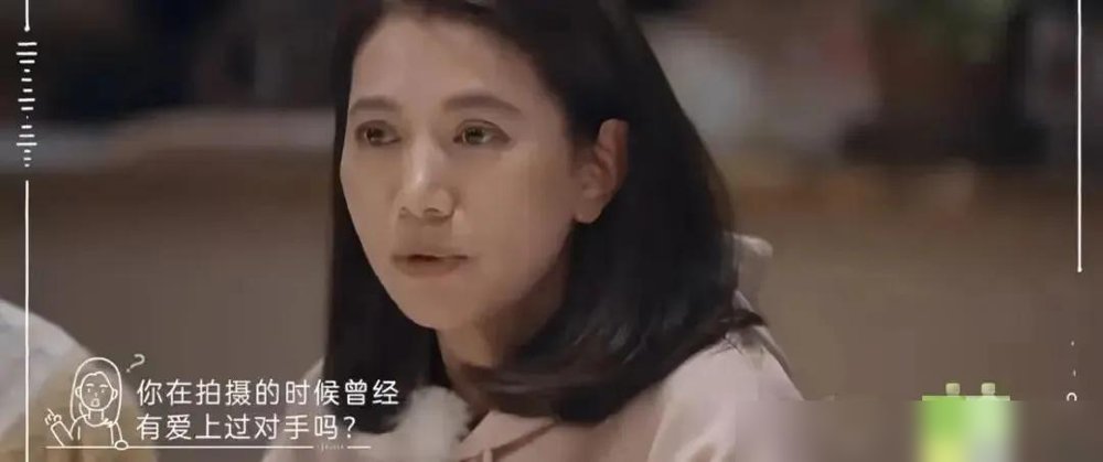 井柏然一句话，把CP粉的碗砸了。
他说拍戏从没爱上过对手演员，演得再真，关机就散。
这话听着像澄清，其实是给所有上头的人泼冷水。
你看他跟孙千戏里甜成那样，研讨会坐一块儿，眼神都不多给一个。
戏是戏，人是人，分得比谁都清。
《早春晴朗》在Netflix连挂四周榜，970万观看，人家靠的是活