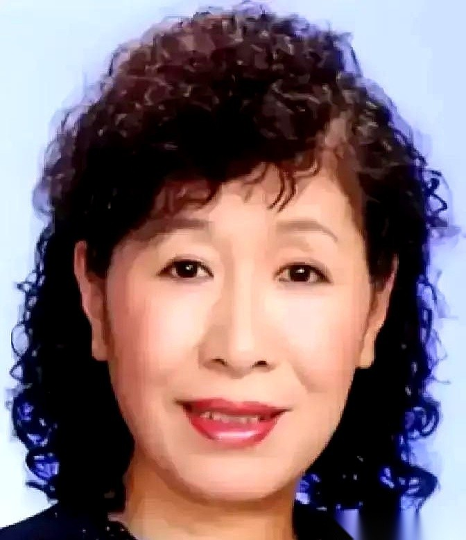 1986年，开国上将叶飞之女、国家经委副处长叶之枫因泄密受贿获刑17年。刚进监区第二天，这位曾经的高干子弟坐在粗糙的工作台前连纸盒都叠不好，旁边因偷电缆进来的女犯斜眼冷哼，昔日风光瞬间跌入谷底。
 
（信源：中华人民共和国最高人民法院公报——张常胜、叶之枫泄露国家重要机密、收受贿赂案）
 
1986