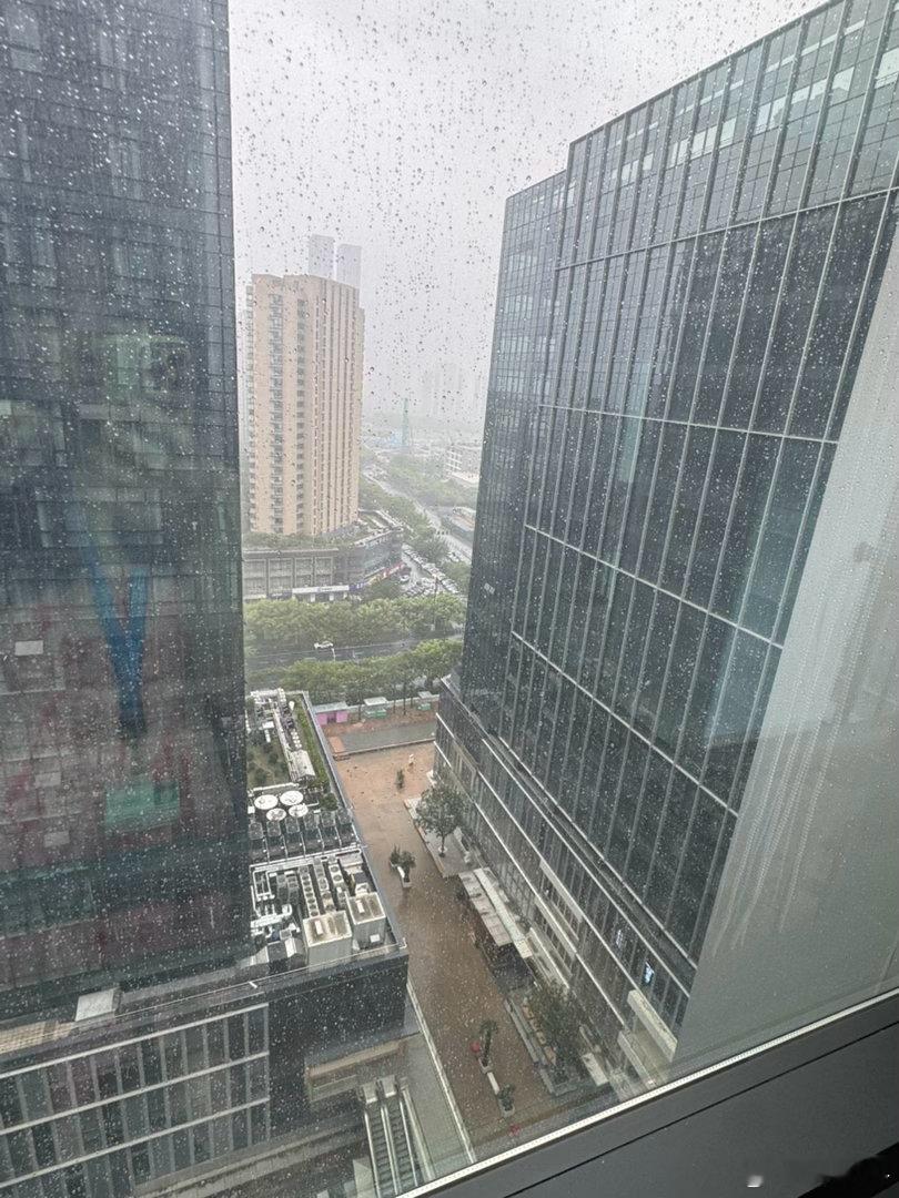 昨天看一个中介在吐槽学生625去了杭电的中外合办圣光机，他说将来不好就业，要是找他的话会推荐海南大学的大数据。。。神经病。。。海南有科技吗？要我我也选杭电，唯一的问题就是杭电现在好像也上了美国严选，还有那个圣光机是俄罗斯合办的，将来美签会不会不给过[允悲][允悲][允悲][允悲]还是选个五 ​
