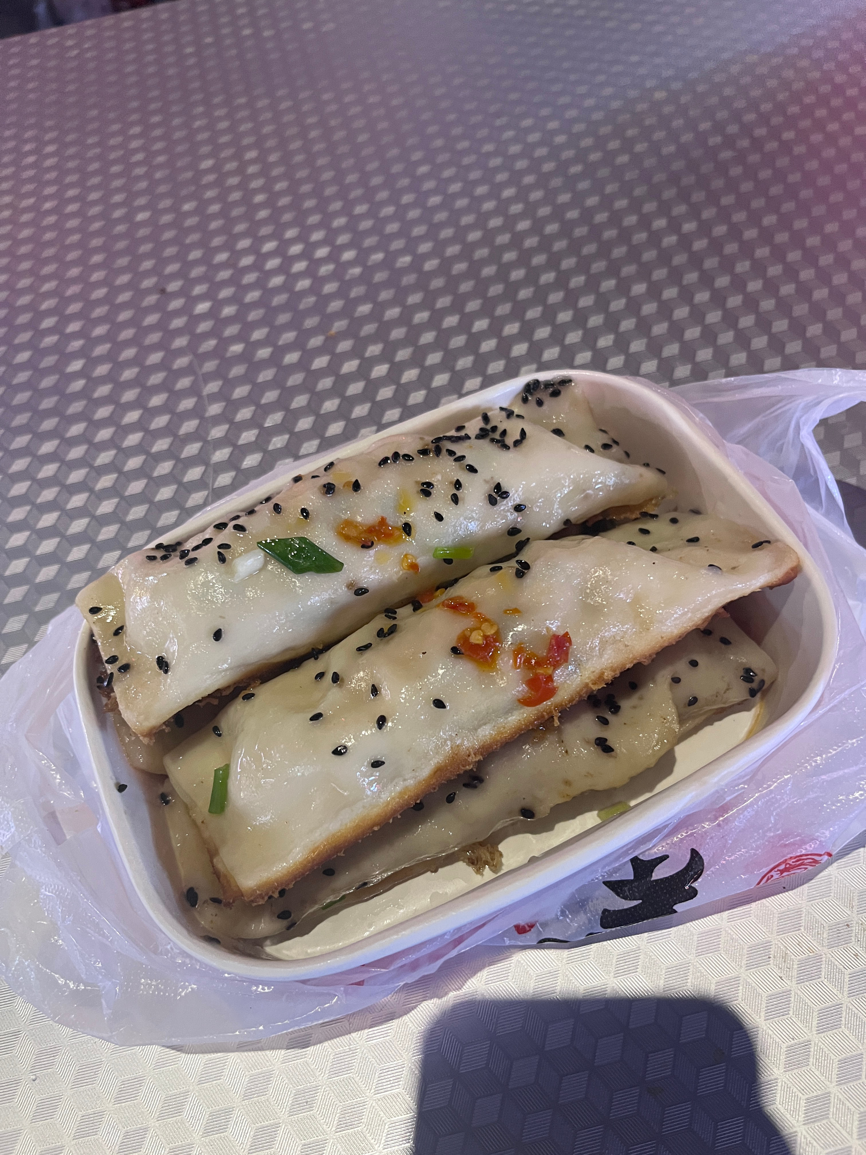 这家煎饺还挺火的，每天很多人排队，猪猪慕名而来尝了一下，味道确实不错👍 ​​​