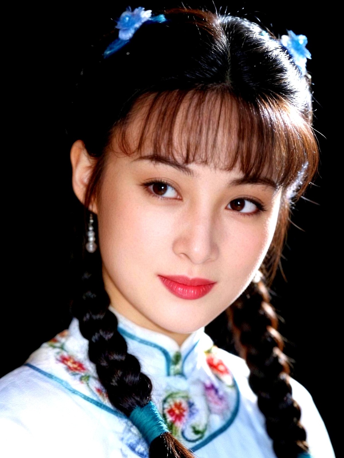 琼瑶当年倾注全部心血，找来三美三帅压阵的大剧，竟然没火。

这戏叫《苍天有泪》。蒋勤勤、朱茵、陈明真，搭档焦恩俊、陈昭荣、庹宗华。这套阵容琼瑶砸了重注。

结果反响平平。

反倒是另一部她压根没怎么上心的戏，直接火遍大江南北，当年一播就搞得万人空巷。那就是《还珠格格》。

爆款这东西真挺玄学，拼尽全