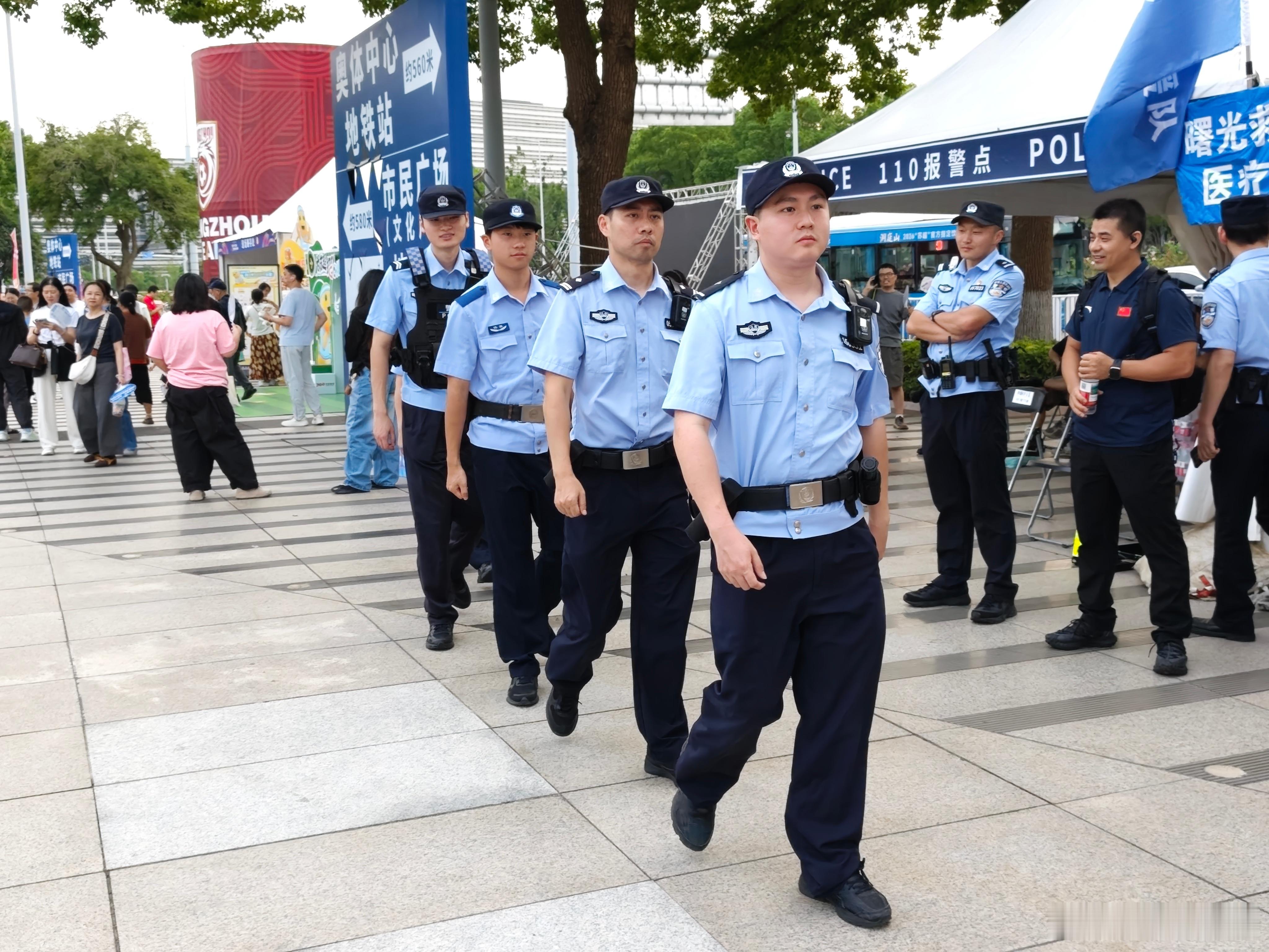 9月12日，苏超赛事激战正酣，奥体中心内球迷热情高涨。高新区公安分局三井派出所组建“苏超”安保临时党支部，充分发挥党支部战斗堡垒和党员先锋模范作用，党员民警坚守安保一线，全力维护赛场秩序、守护观赛平安 。执勤间隙，民辅警向前来观赛的球迷发放反诈宣传单页，讲解刷单返利、虚假投资理财等高 ​