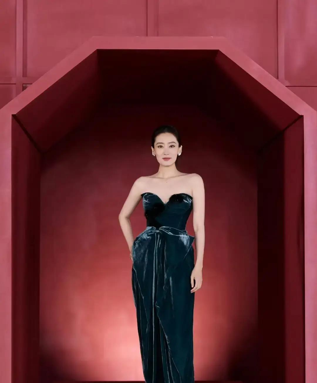 一场时尚直播硬生生把镜头晾在红地毯上空转了一分多钟，全网转头就给女明星扣上耍大牌的帽子。
话筒里飘出一句“有个人没出来”，屏幕前看热闹的看客瞬间精神了。
紧接着张小斐一身利落裤装被推出来撑场面，热搜跟着就炸成了锅。大家拿着不知道哪儿搞来的非官方排位表挨个捉鬼，名单卡在中间的蔡文静直接被推上风口浪
