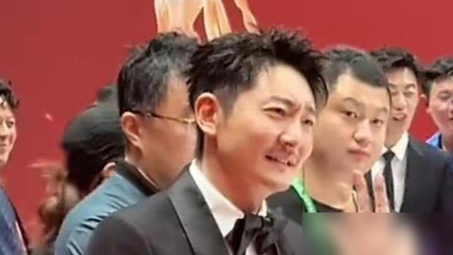 郭京飞瘦到李乃文都喊他“郭京瘦”了，红毯上整个人薄了一圈。
主持人追着问怎么减的，他就回俩字：戒酒。
没节食，没泡健身房，就是一口酒不碰了。之前综艺路透出来，王玉雯林一他们现场看傻眼，那反应不像演的。
这次飞天奖他三部作品入围，采访最后还撂了句狠话：演员就是水，别人给什么容器就变什么形状。