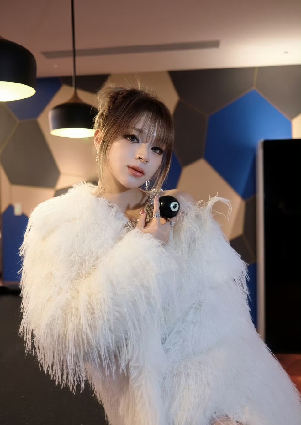 美依礼芽宣布离婚
美依礼芽的离婚声明来得安静却体面。没有狗血剧情，也没有互相指责，只是用一封双语手写信告诉所有人：经过慎重商议，我们决定好聚好散。