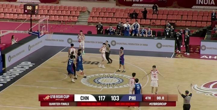 #中国U18vs菲律宾U18##菲律宾球迷挑衅中国U18男篮#

U18亚洲杯，中国U18男篮117-103轻取菲律宾U18男篮，挺进四强。

比赛最后时刻，中国队领先接近20分，菲律宾假装放弃，随后完成抢断后上篮。中国男篮U18主帅王建军直接朝菲律宾教练组狂喷，吃到技犯。终场哨声响起后，篮下卡位的中国男篮U18球员还险 ​