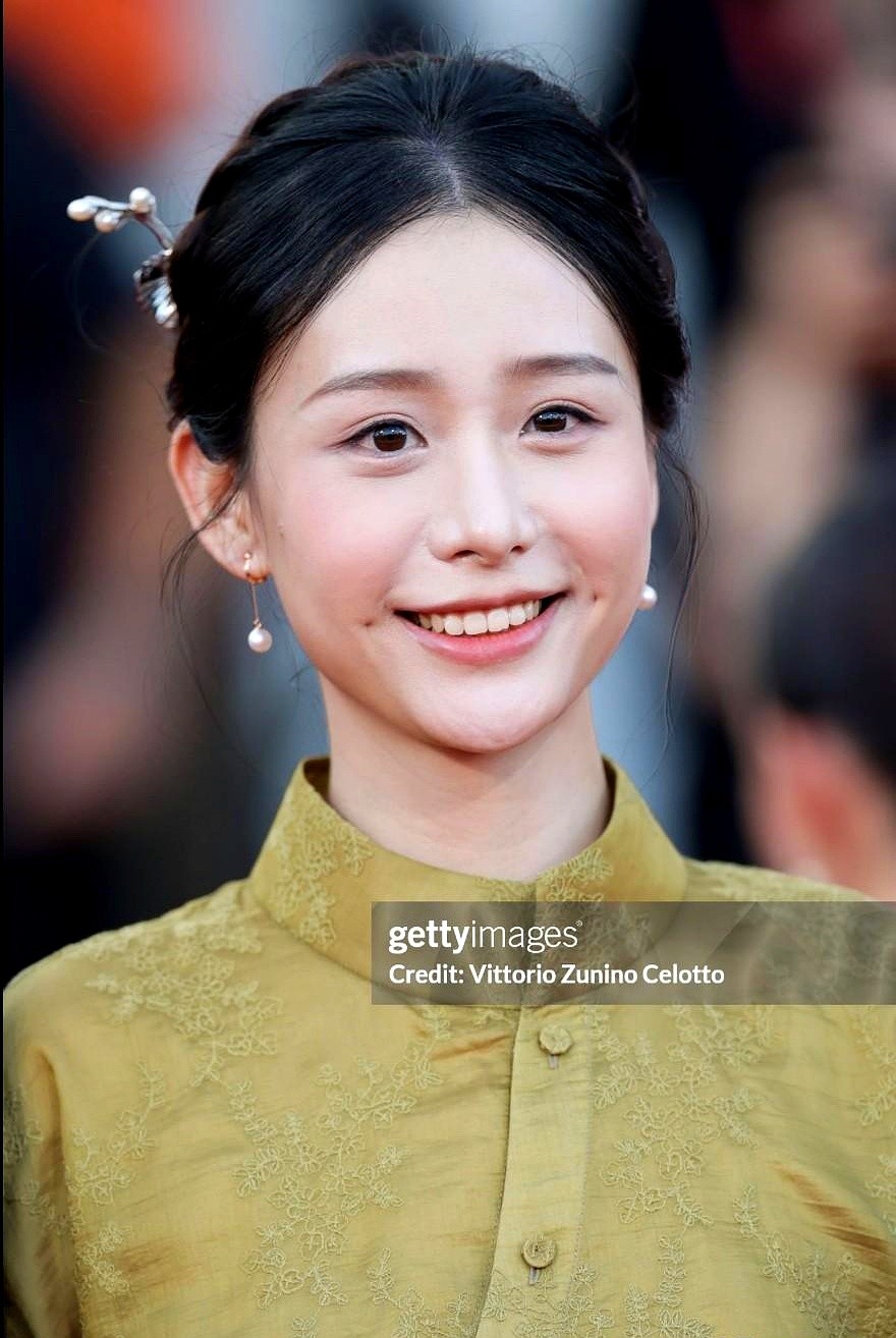 刚走完威尼斯红毯，网上就炸出“秒杀所有95后女星”的通稿。素人王晓慧这波热度接得真烫手。

她笑起来两个梨涡确实甜，邻家妹妹的亲和力快溢出屏幕。但要把这顶“艳压群芳”的高帽硬往她头上扣，多少有点捧杀。娱乐圈从来不缺好看的皮囊，缺的是让人过目不忘的辨识度。

褪去红毯滤镜，素人想端稳这碗饭，光靠几套妆