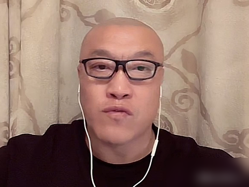 41岁勒布朗跑到费城拉起四巨头，这笔买卖刚落锤，各大名嘴的冷水就劈头盖脸砸下来。斯蒂芬杰克逊在8月30日拍着桌子怒喷，这种抱大腿做派连科比的车尾灯都看不见，更别提碰瓷乔丹。
马健直接掀翻老詹的底牌。你想当历史第一？行，去76人拿下总冠军，顺手把常规赛和总决赛MVP全揣进兜里。可现实多刺骨？马健转头