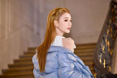 毛晓彤金发白裙公主来的毛晓彤公主编发美到我了推开雕花木门登场，毛晓彤金发白裙造型，温柔灵动，公主氛围感直接拉满。 ​​​