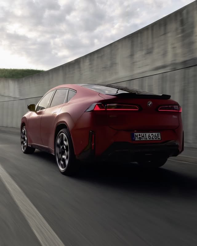 全新BMW iX4 M60 Drive这波设计真的戳中了轿跑SUV爱好者的审美点。流畅一体的熏黑尾灯配宽挺硬朗的车身姿态，不管从哪个角度扫过去，车尾的冲击力都直接拉满。
它基于宝马新世代纯电平台打造，搭第六代eDrive系统和800V高压架构，按德国Pkw-EnVKV法规公示的WLTP数据，百公里综