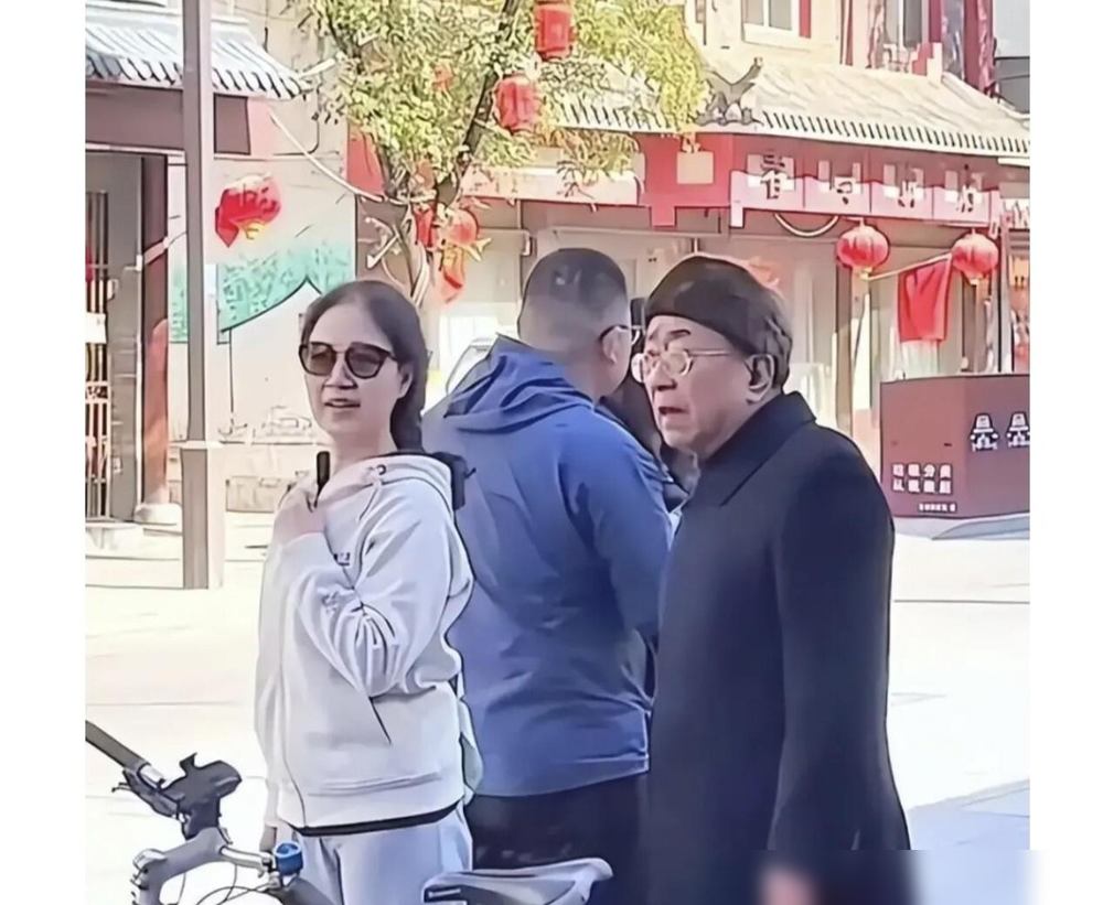 路边偶遇余秋雨和马兰，俩人打包剩菜，并肩走路，没牵手，但步调出奇一致。
一个80岁，一个64，结婚33年，丁克。当年马兰正当红，嫁了刚离婚的余秋雨，舆论炸了。后来又是小三又是离婚诉讼，谣言一波接一波。马兰只回了一句：若有下辈子，还会嫁给他。
再看这对，余秋雨出差顺手把衣服全洗了，马兰在他写稿时帮