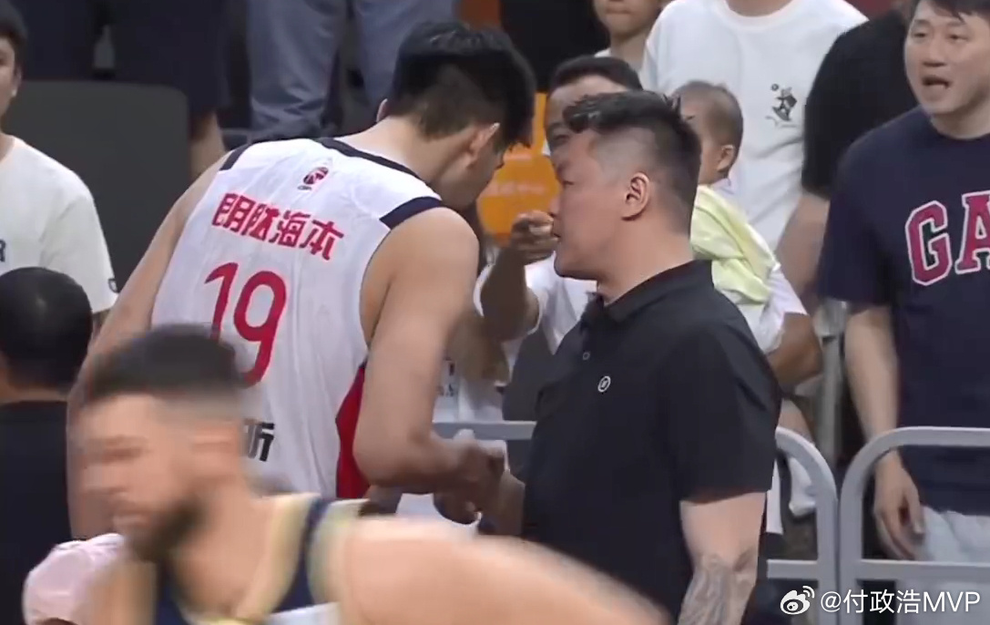 今夏广东宏远核心人事变动，主教练杜锋将卸任，总经理朱芳雨辞职。体育联赛...