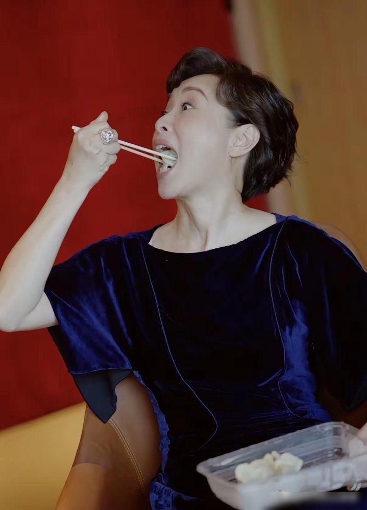 三个饺子。吴越为了塞进那件礼服，一天就吃这么多。
不是一顿，是一整天。饿到眼神发直，就为了镜头前那几秒不勒出褶子。旁边人劝她吃口菜，她摆摆手，说礼服是借的，撑坏了赔不起。
刚拿完飞天奖提名，转头又进了《交锋》剧组。50多岁的人了，戏里演多重身份的狠角色，戏外对自己更狠。
你看那些在红毯上云淡风