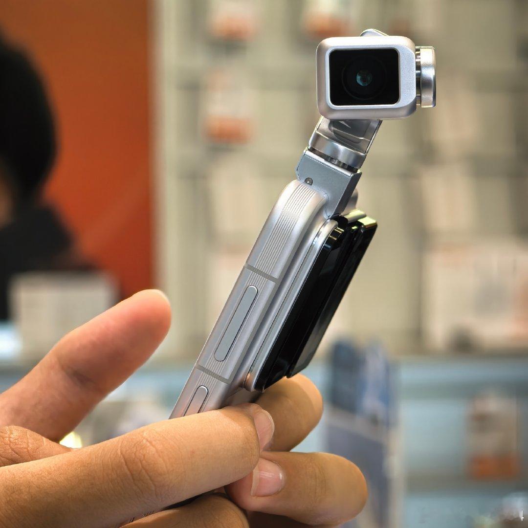 有点烫，
算了，
其实是很烫。
#荣耀robot phone##荣耀##科技数码##影像##荣耀robotphone成精了##数码[超话]#  ​
