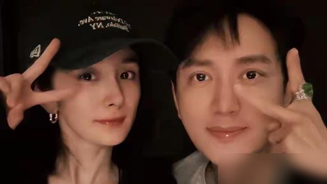王仁君拿飞天视帝那晚，裤子紧得连手机都塞不进去，赵丽颖的恭喜他愣是没回成。
这哥们儿演了五回毛泽东，从古田到问苍茫，这回靠《浴血荣光》把奖杯攥手里了。台上脱稿讲了四分钟，说奖杯就是个逗号，底下于和伟胡军全听着。
翻他老底才知道，杨幂是他北电同班同学。当年杨幂出去拍戏，功课全是他帮着盯。后来杨幂火