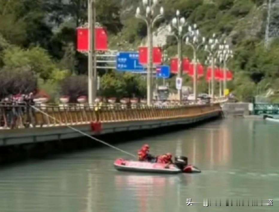 一个人要走，拦是拦不住的。四川德阳一位36岁的母亲，用46秒证明了这句话的分量。
8月29日晚上，她带着儿子、约上闺蜜，一行人从德阳自驾到康定。谁也没想到，宾馆房间里几杯酒下肚后，她借着儿子上厕所的几分钟，快步出门，穿过马路，翻身坐上折多河边的石栏。监控拍下她回头张望的那三秒——没有眼泪，没有喊叫，