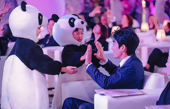 【金熊猫聚光灯】是谁被萌化了我不说🐼✨第二届金熊猫盛典台下，朱一龙和可爱的 “小熊猫” 开心击掌，温柔互动。
#金熊猫聚光灯  #朱一龙