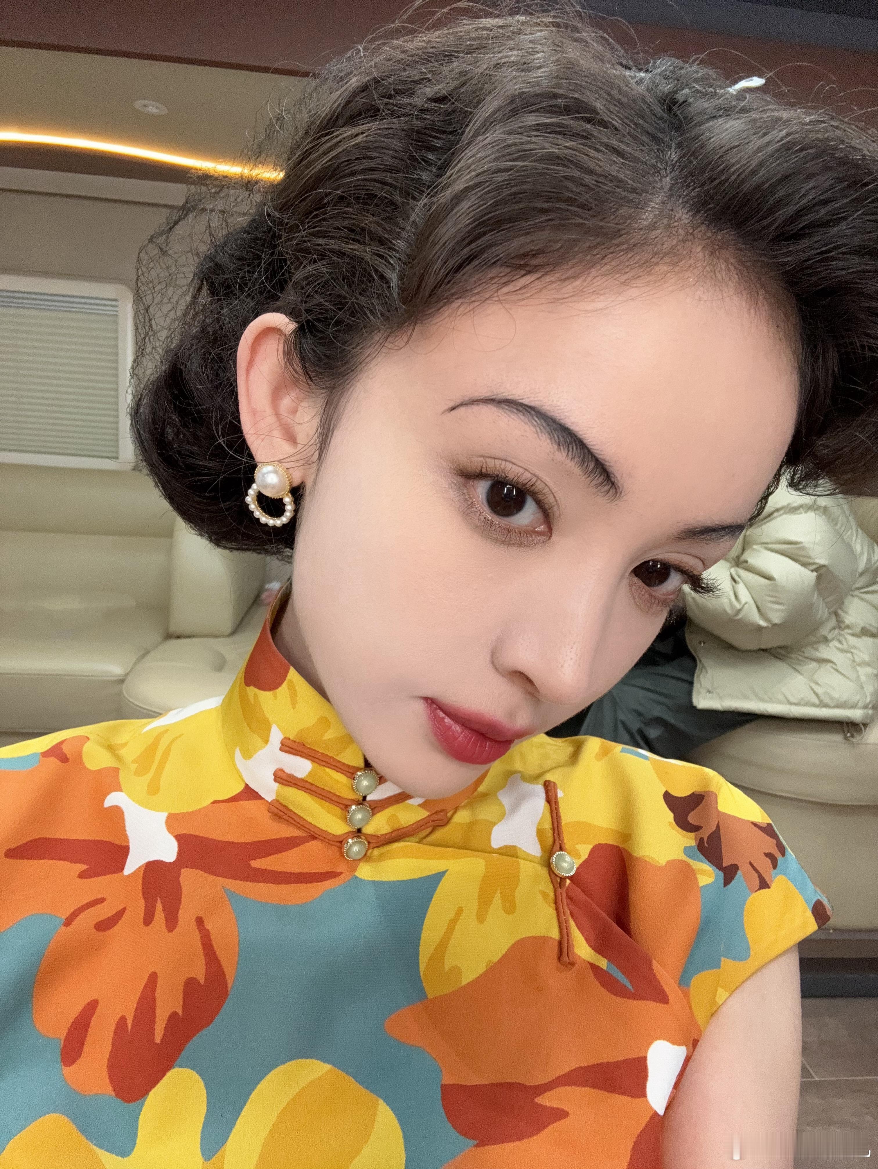 金宝啊，愿你…岁岁无憾，岁岁平安

金宝是一个很特别、也让我格外心疼的角色。她有软肋但也有一身坚强的铠甲。
看完剧本，我就有一种很奇妙的感觉，好像瞬间就成为了金宝，读懂了她藏在眉眼和心底所有的隐忍和孤勇。
很多人第一次认识金宝，是舞厅里明艳娇俏的舞女，她擅长周旋、懂得伪装。但这份善于 ​