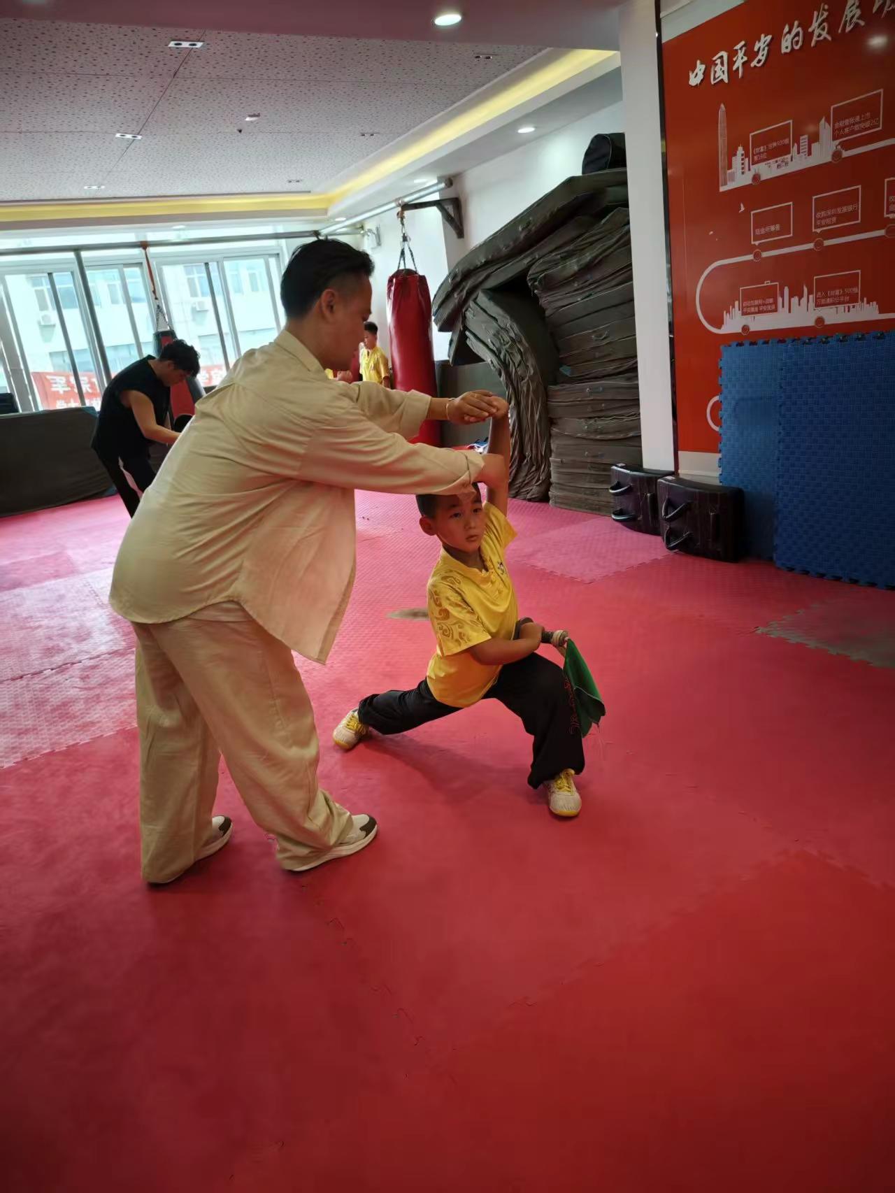 @儿子的师父，世界武术冠军赵杰老师来武馆指导学生们武术，专业就是专业，绝非虚名。