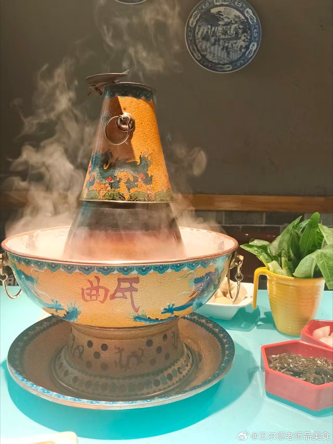 哈尔滨本地人超爱的涮肉馆子，铜锅炭火老味道。推门就是古色古香的中式装修，景泰蓝的火锅本身就是艺术品。没有花里胡哨的营销噱头，靠的是多年经营留下的好口碑。锅底玩的就是最狠的“以本真见真章”，倒的全是怡宝纯净水。敢用清水锅底，那是真对自己家羊肉品质有绝对底气。麻酱小料是醇厚绵香，现炸的辣椒油满屋飘香。必点的内蒙羊前腿全是鲜肉现切，铜锅里不要涮太久变了色就捞。入口是扎扎实实的肉香，半点膻味都没有。还有店里独一份的曲氏特质精卷，纹理清晰软嫩不腻，一口下去全是实打实的吃肉的快乐。主食必须来份手擀宽面，滑溜溜筋道十足，裹上麻酱嗦上一口，真是吃美了。价位实惠肉还好。家里人想吃涮肉，头一个想起来的，就是安国街曲氏这口冒着热气的老铜锅。 哈尔滨·曲氏老北京涮肉(安国店)