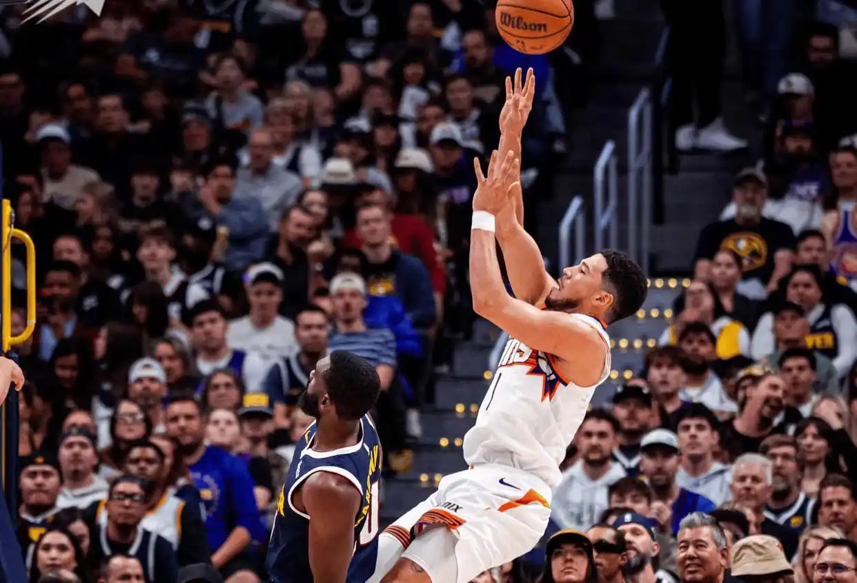 约基奇可谓是现役的第一人，对阵太阳队，三节8投5中，砍下14分14篮板...