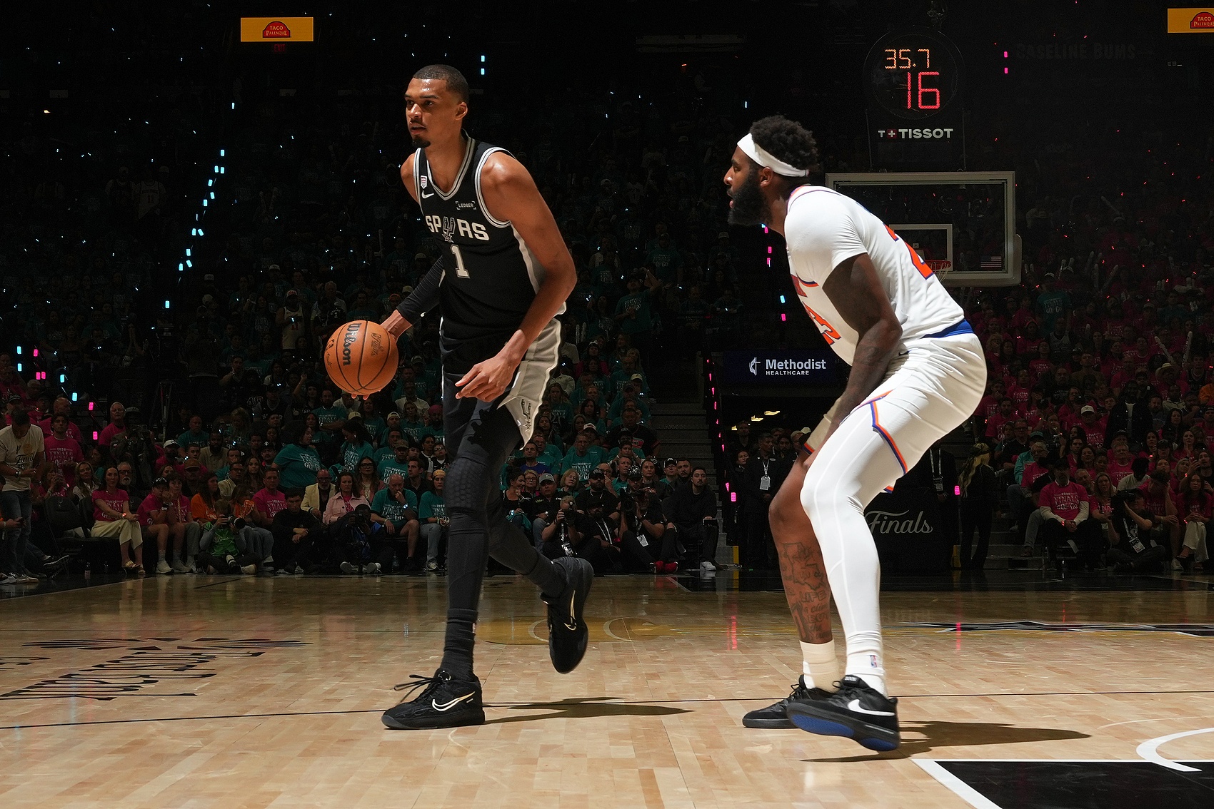 NBA传奇球员朱利叶斯·欧文在接受采访的时候，谈到了现在联盟当中的战术风格。他认为现在主要是由后卫和前锋去主导，他们成为了联盟当中战术的侧重点。而中锋文班亚马则有机会让NBA的中锋重新展现出昔日的荣光。因为上赛季，文班亚马直接带领马刺队闯进了总决赛。之前比赛一直是由后卫和前锋主导，但在他那个时代，中