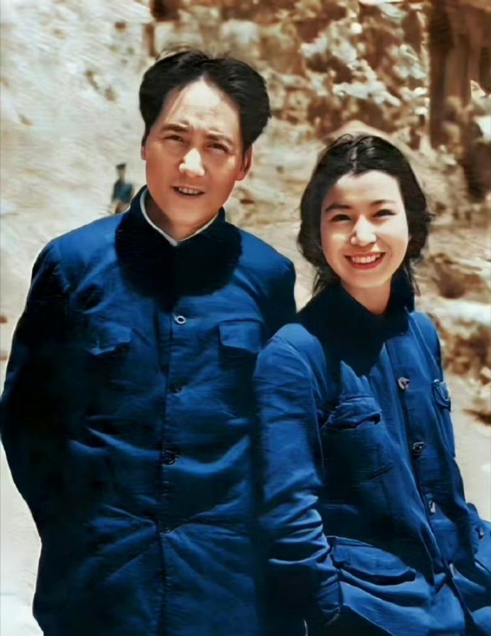 1940年，毛主席和曾同志在延安。[鲜花]  （AI上色，高清修复后的...