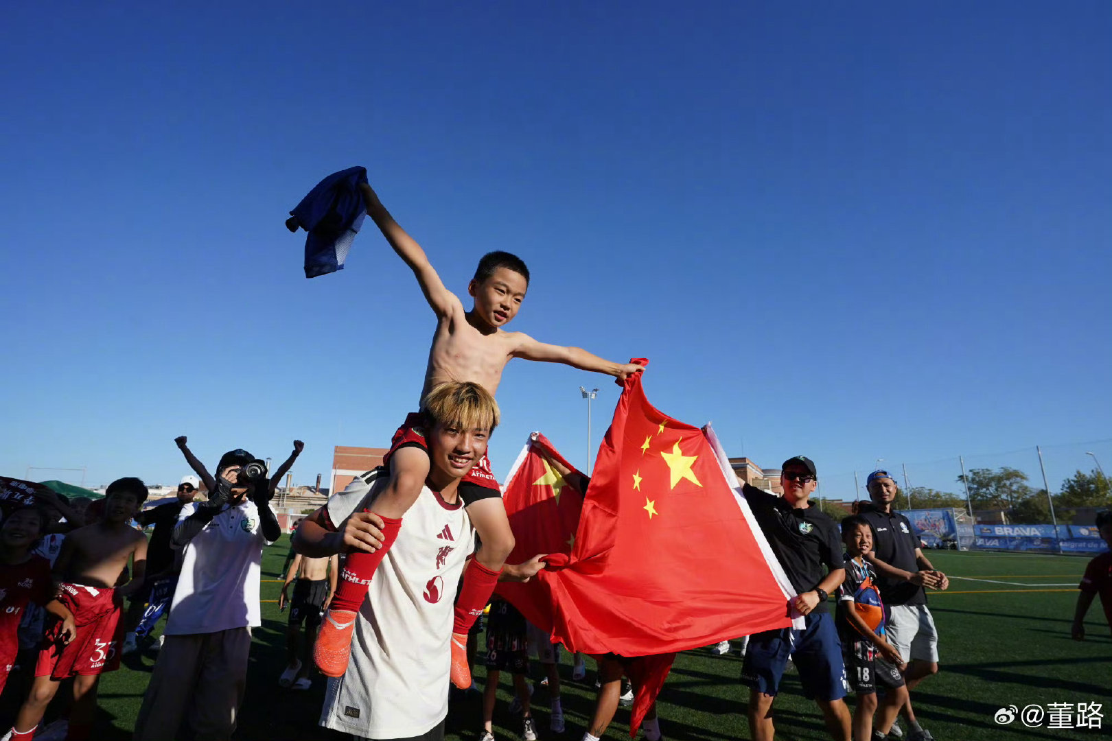 #中国足球小将西班牙捧杯#中国少年，童星闪耀！少年强则国强！少年胜于欧洲则国胜于欧洲！ ​