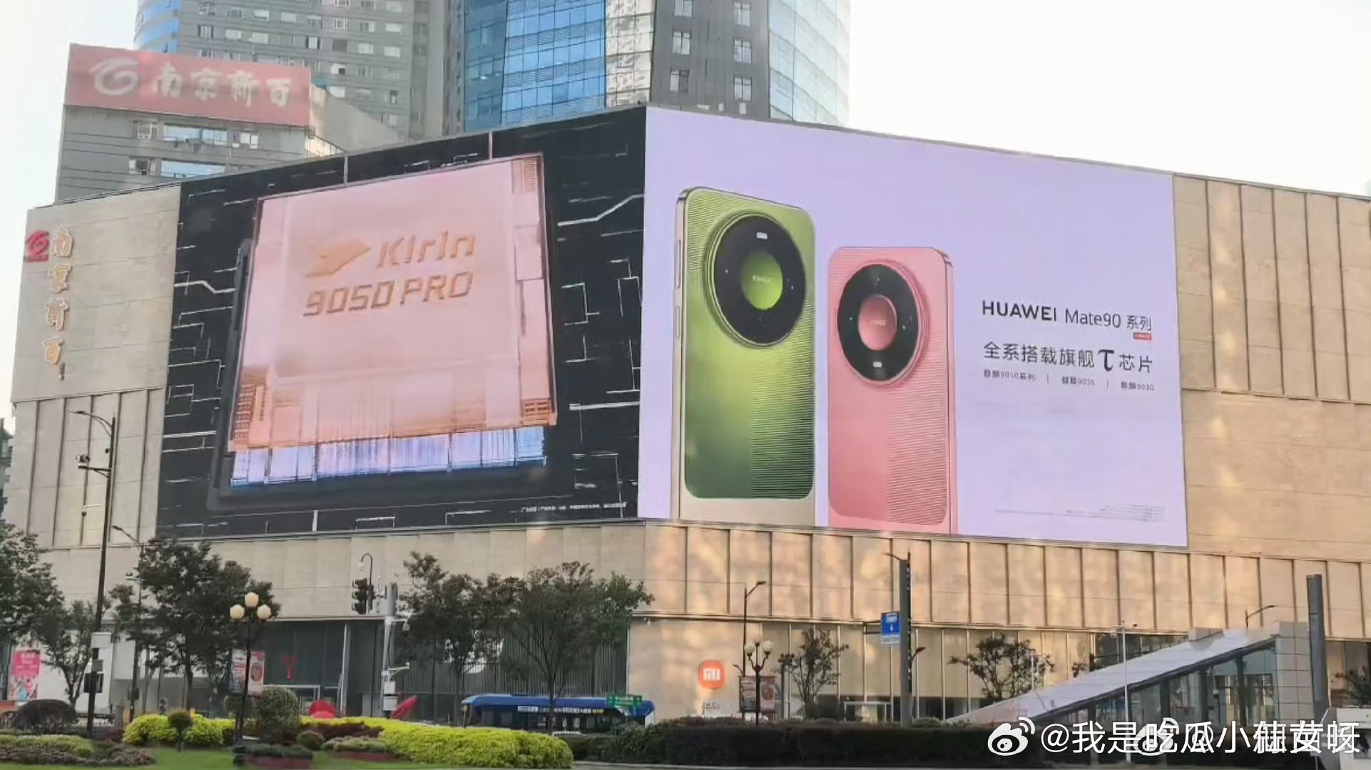 #华为Mate90争气芯首次点亮全国地标# 很多人等了麒麟六年，今天终于等到它登上城市大屏，韬芯片登场，不负所有人长久以来的守候 #时隔6年麒麟芯片再次亮相户外大屏# ​