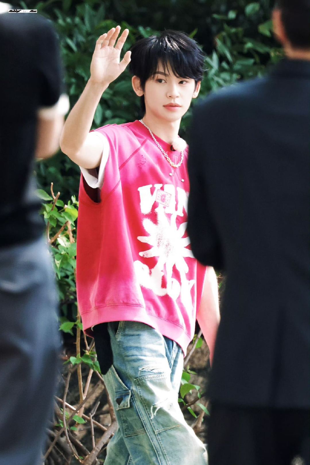 #奔跑吧录制好多熟人##这次张真源不用躲周笔畅身后了# 奔跑吧这次录制好多熟人啊周笔畅刘些宁小鬼蔡文静还有翟子路，这次张真源和周笔畅分一组完成任务不用再躲姐姐身后啦，确实是好热闹。 ​