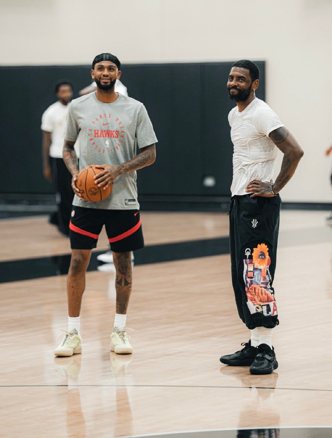 欧文和亚历山大·沃克一起训练

#NBA[超话]# ​