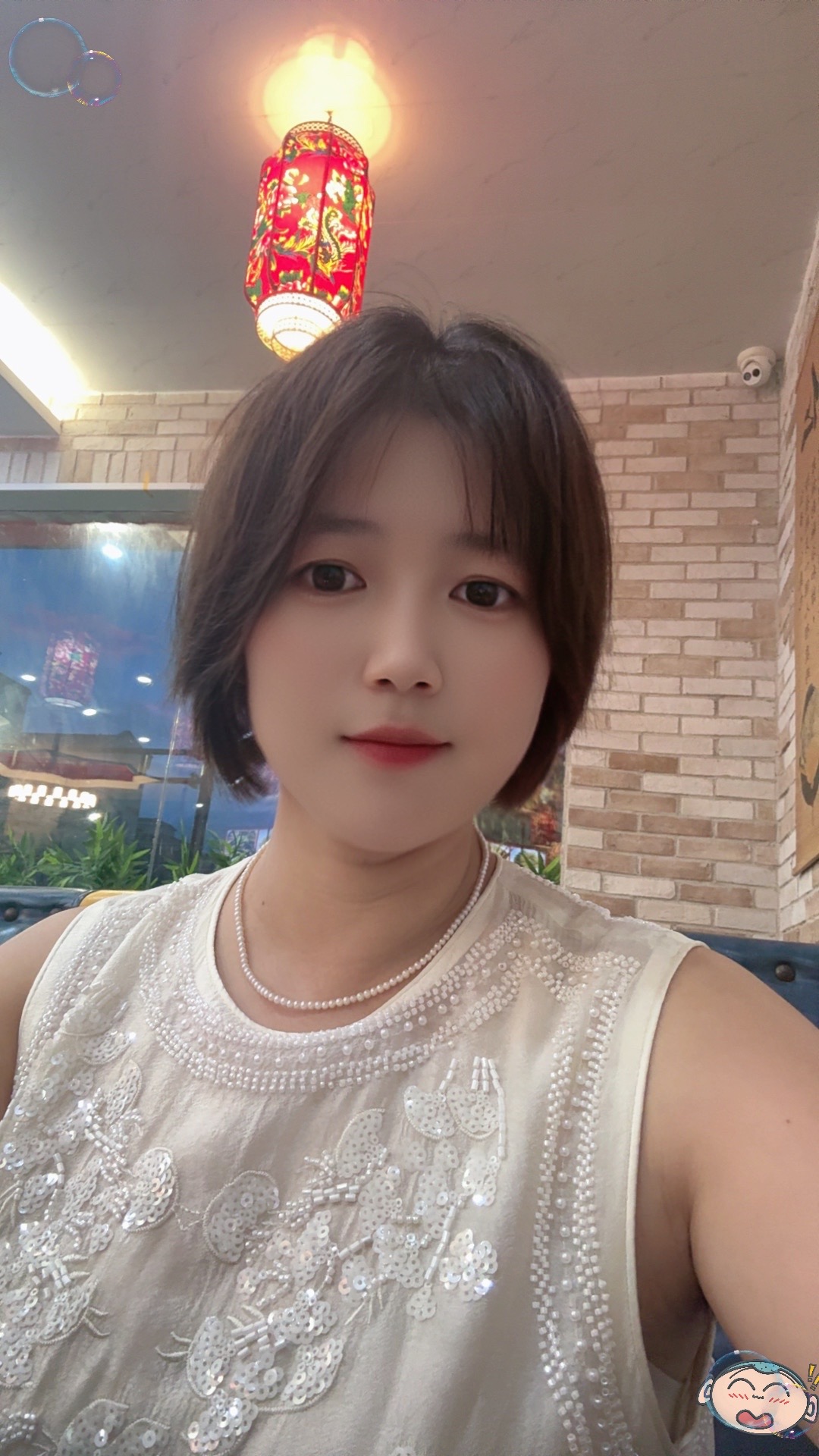 《繁花》经典语录分电视剧台词与金宇澄原著原文，涵盖人生、生意、情感与处世，以下是高频金句：
一、电视剧经典台词
- 普通人的清醒：我们只是打个工挣点小钱的普通人，所以很多事不用放在心上，该努力就努力，该休息就休息，别人说你好说坏，照单全收、只过耳不入心；在别人眼里你可有可无，在家人眼里没你不行。