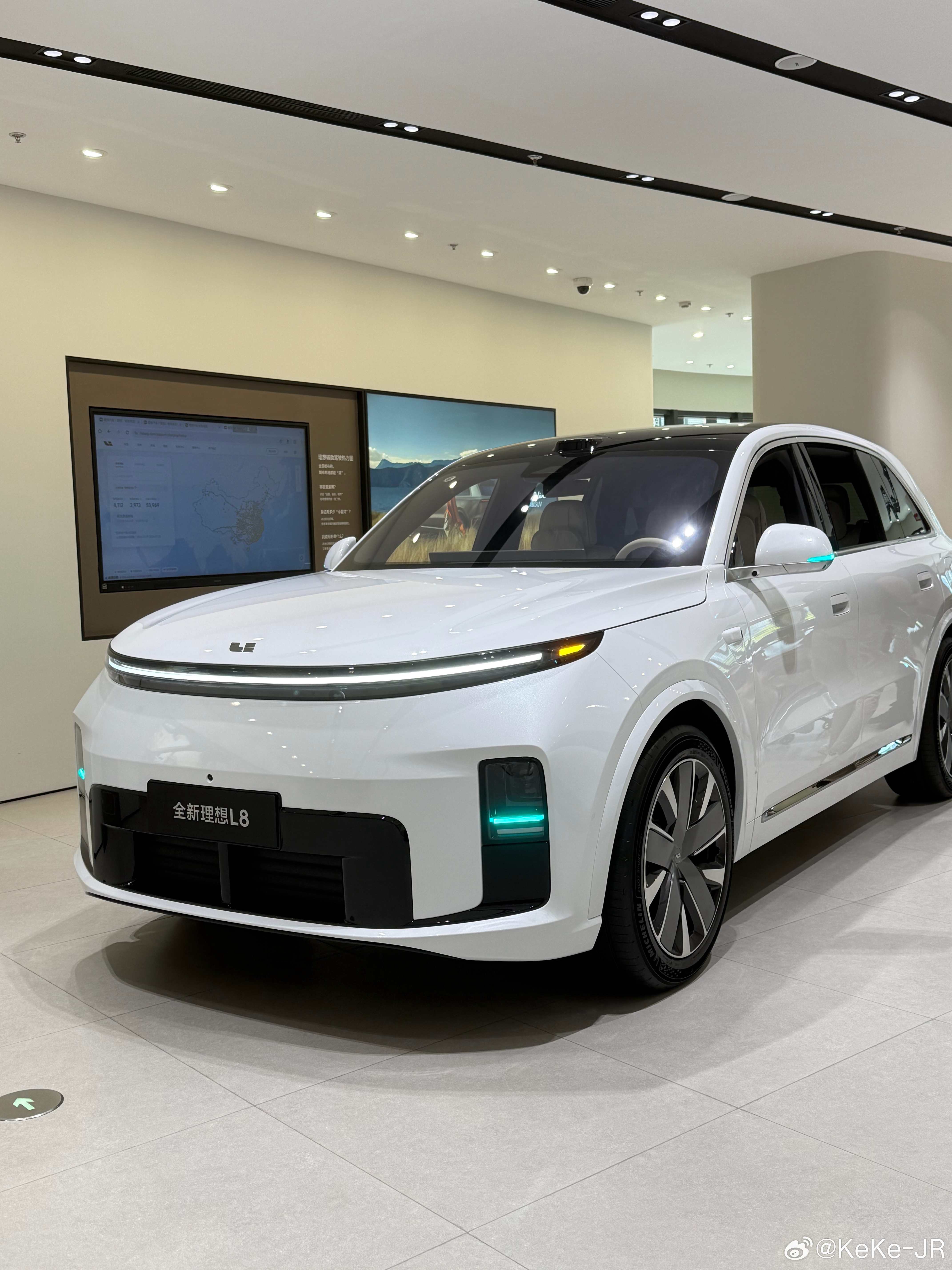 打卡新一代理想L8试驾，点名表扬产品专家常玺！
一直关注家用中大型SUV，这次预约试驾体验超出预期。常玺对新一代L8的各项配置、用车场景非常熟悉，会根据家庭出行需求针对性介绍。试驾过程中逐项演示车辆功能，对于大家关心的乘坐舒适性、能耗、智驾、后备箱空间等问题讲解客观清晰。
整个看车试驾过 ​