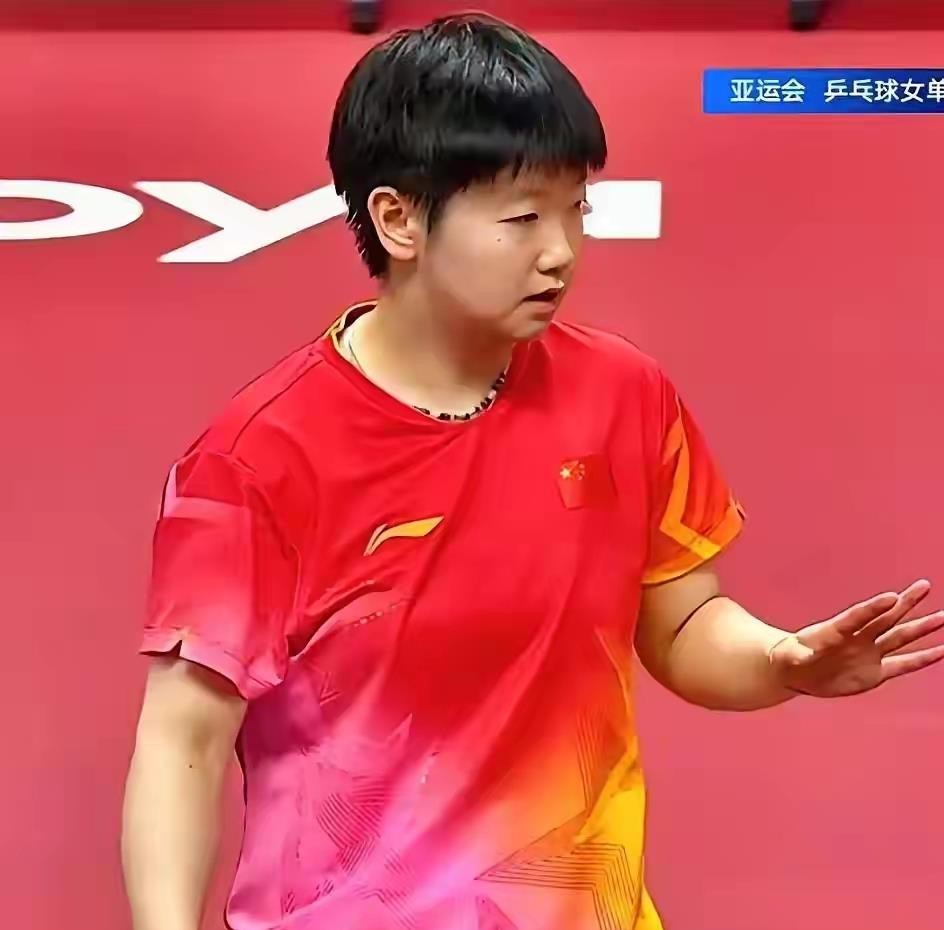 孙颖莎亚运会女单丢冠，王曼昱4比2登顶。赛后莎莎自己说了，前一阶段受伤后身体一直在恢复，训练也不系统，打到后面能力跟不上。王曼昱也印证了这一点，说莎莎赛前一直有伤病困扰。而王曼昱这枚金牌含金量确实高，半决赛4比1拿下日本头号劲敌张本美和，决赛又顶住压力夺冠。我的看法很直接：这场球输赢的分水岭就是身体