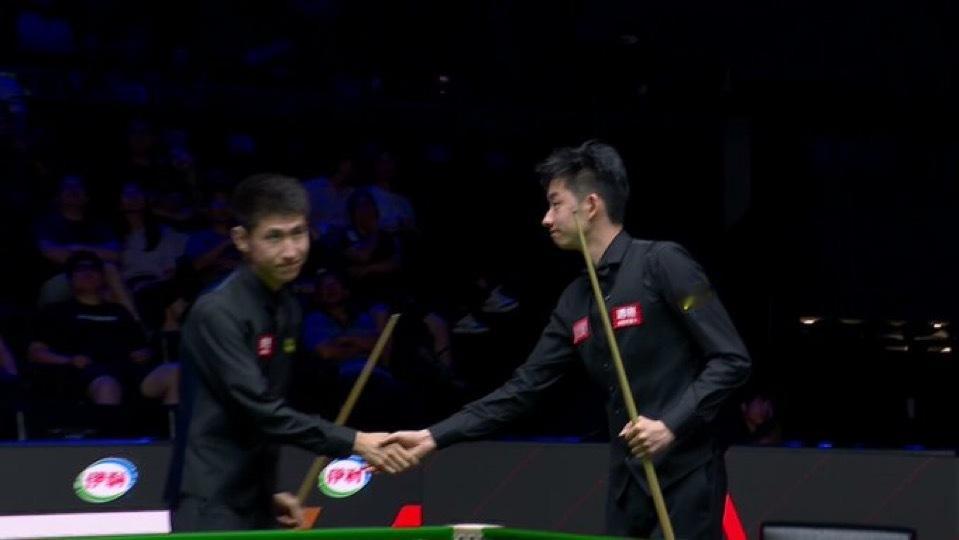 吴宜泽首次以世界冠军身份参加排名赛，比赛中他先以0比1落后，随后凭借...